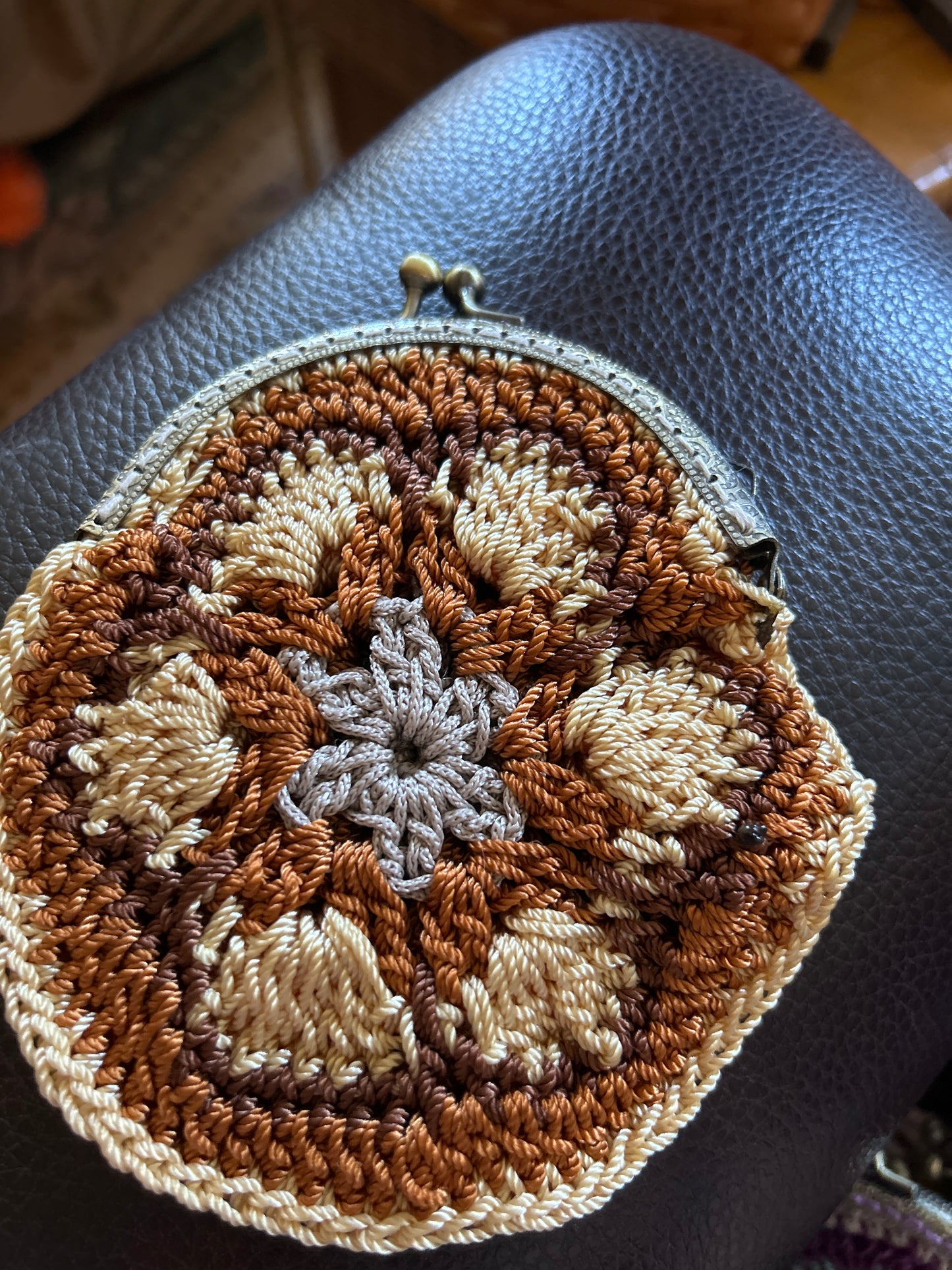 Coin purse. Desert flower
